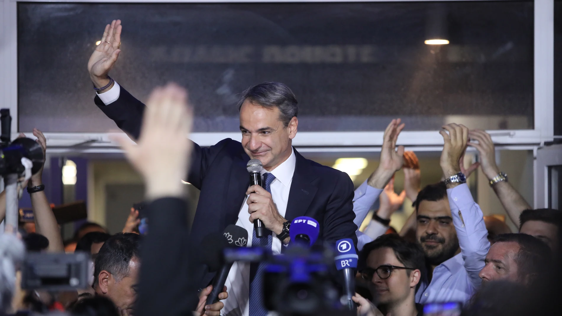 Athens (Greece), 21/05/2023.- Greek Prime Minister and leader of New Democracy political party, Kyriakos Mitsotakis, greets supporters after the announcement of the first results of the Greek general elections, at the headquarter's party, in Athens, 21 May 2023. The joint exit poll of nationwide television stations in Greece showed a comfortable lead of ruling New Democracy party during national elections on Sunday, after polls shut down at 7:00 p.m. (Elecciones, Grecia, Atenas) EFE/EPA/GEORGE VITSARAS 