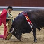 MADRID, 21/05/2023.- El diestro mexicano Leo Valdez con su primer toro durante el undécimo festejo de la Feria de San Isidro, este domingo en la Monumental de Las Ventas, en Madrid. EFE/ Daniel González
