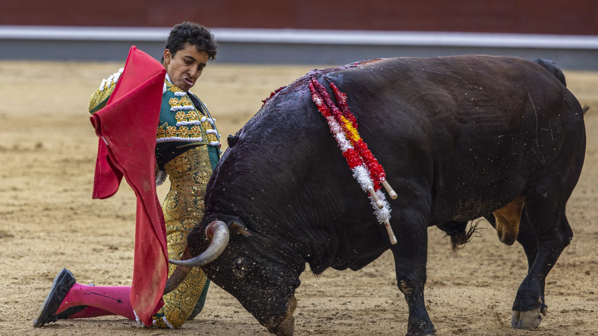 MADRID, 21/05/2023.- El diestro mexicano Leo Valdez con su primer toro durante el undécimo festejo de la Feria de San Isidro, este domingo en la Monumental de Las Ventas, en Madrid. EFE/ Daniel González