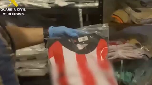 Una de las camisetas deportivas falsificadas