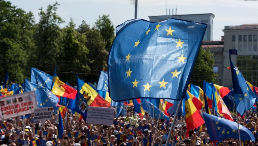 Moldavia.- Decenas de miles de moldavos salen a las calles de la capital para apoyar la adhesión a la UE