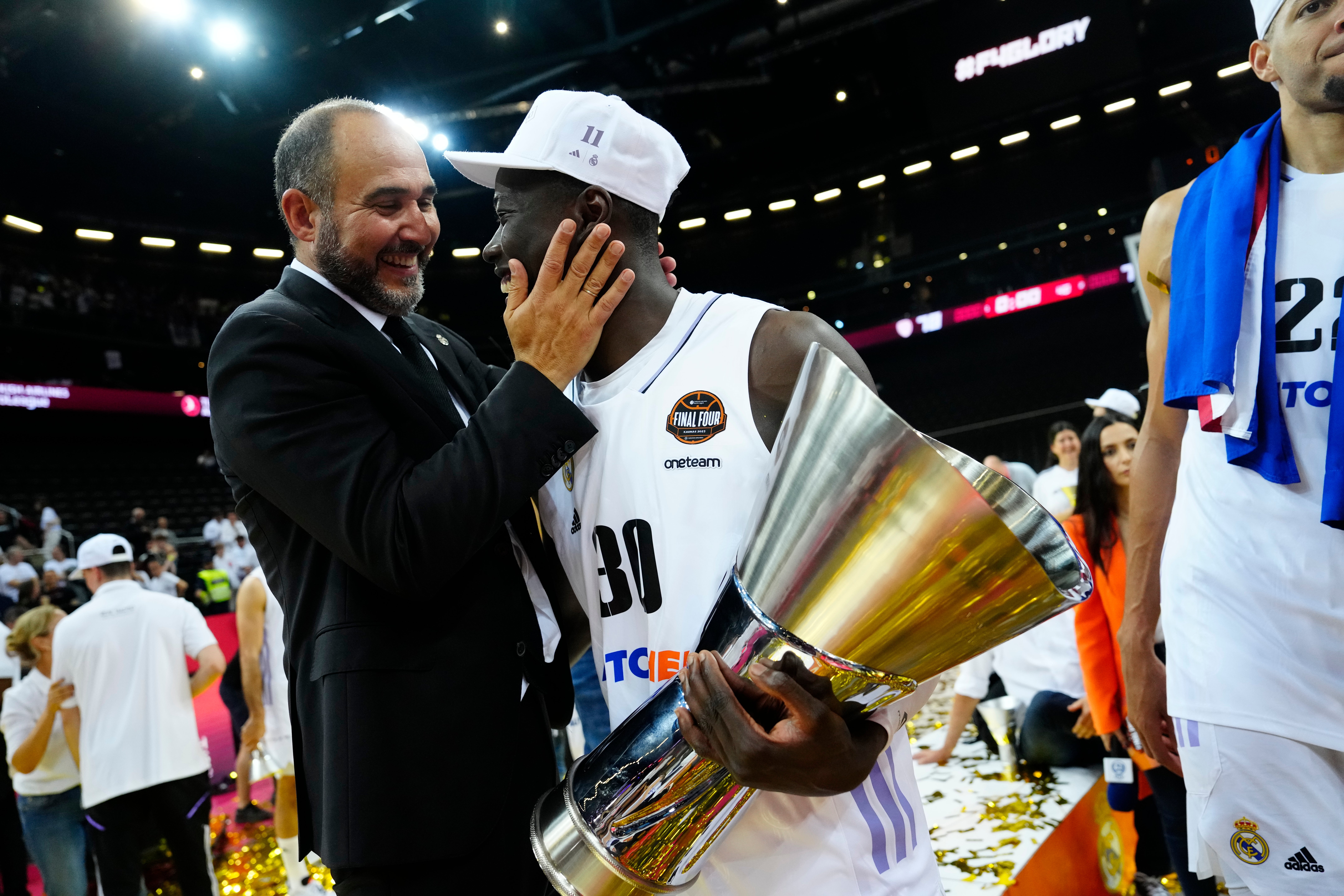 Chus Mateo felicita a Ndiaye