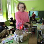 La profesira Cristina Díaz de 4º de primaria del colegio Blas Sierra de la capital, muestra lo que los alumnos llaman 'pichirichis' ,objetos que venden para recaudar dinero y comprar juegos de mesa que puedan sacar al recreo