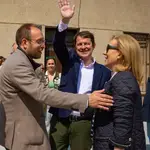 El presidente del Partido Popular de Castilla y León, Alfonso Fernández Mañueco, participa en un acto de campaña junto al candidato popular a la Alcaldía de Ciudad Rodrigo, Marcos Iglesias.