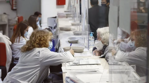 Una trabajadora atiende a una paciente en el centro de Salud de Paseo Imperial en Pirámides en Madrid este lunes cuando 4.240 médicos de familia y 720 pediatras están llamados a una huelga indefinida en los 430 centros de salud de la Comunidad de Madrid, en protesta por "la sobrecarga de trabajo, las agendas infinitas y la falta de tiempo para atender a los pacientes".