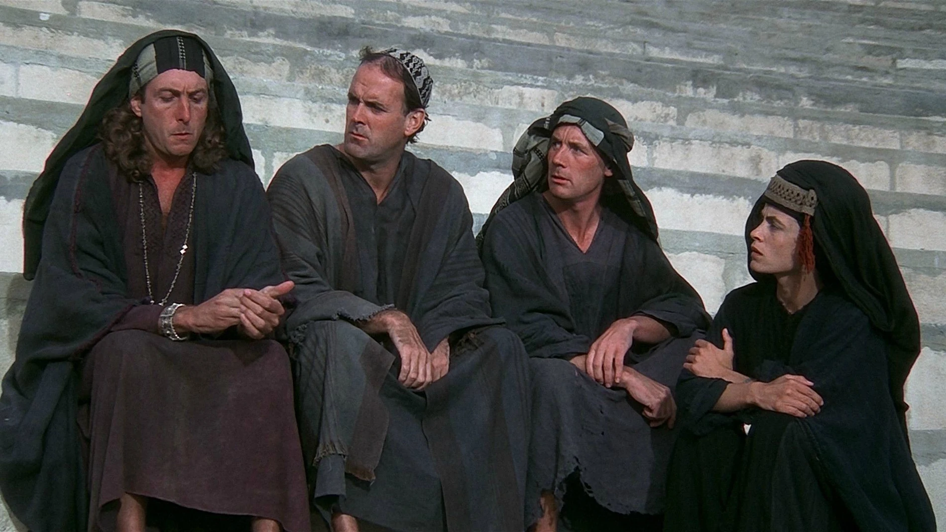 Desde la izquierda, Eric Idle (interpreta a Loretta), John Cleese, Michael Palin y Sue Jones-Davies, algunos de los protagonistas de «La vida de Brian» (1979)