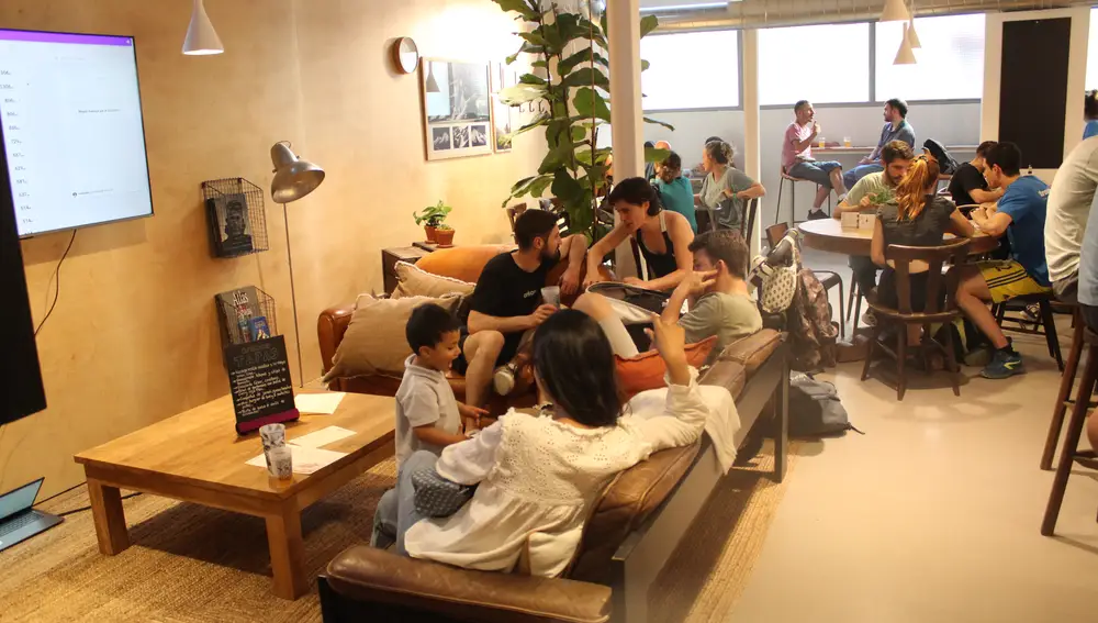 La zona de descanso de Arkose Madrid donde degustar su propia cerveza artesanal y productos de proximidad y de temporada