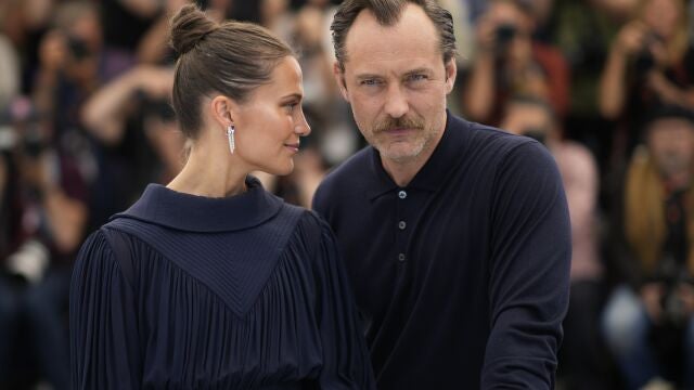 Alicia Vikander, left, and Jude Law pose for photographers at the photo call for the film 'Firebrand' at the 76th international film festival, Cannes, southern France, Monday, May 22, 2023. 