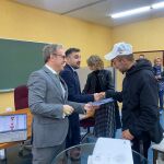 Mariano Veganzones entrega los certificados en Zamora de un taller de empleo