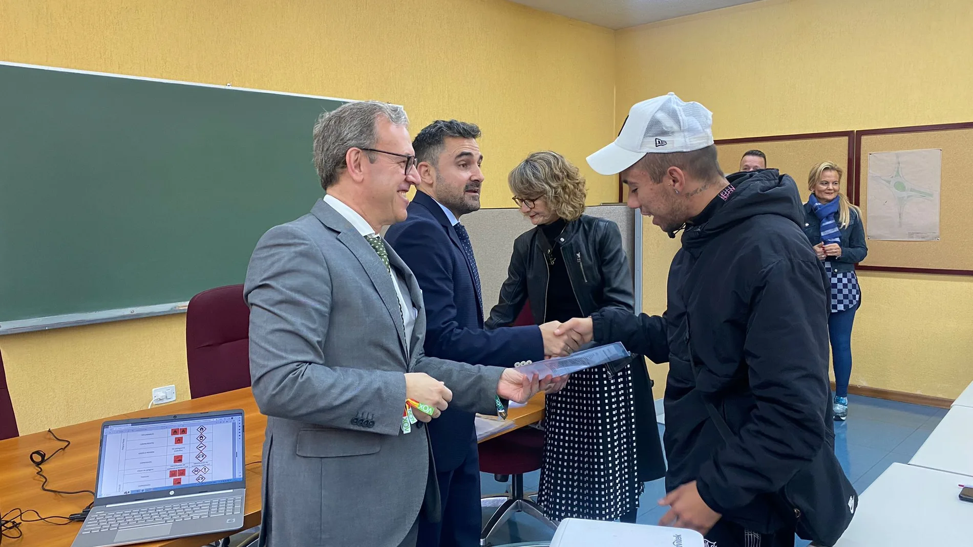 El consejero Mariano Veganzones entrega los certificados en Zamora
