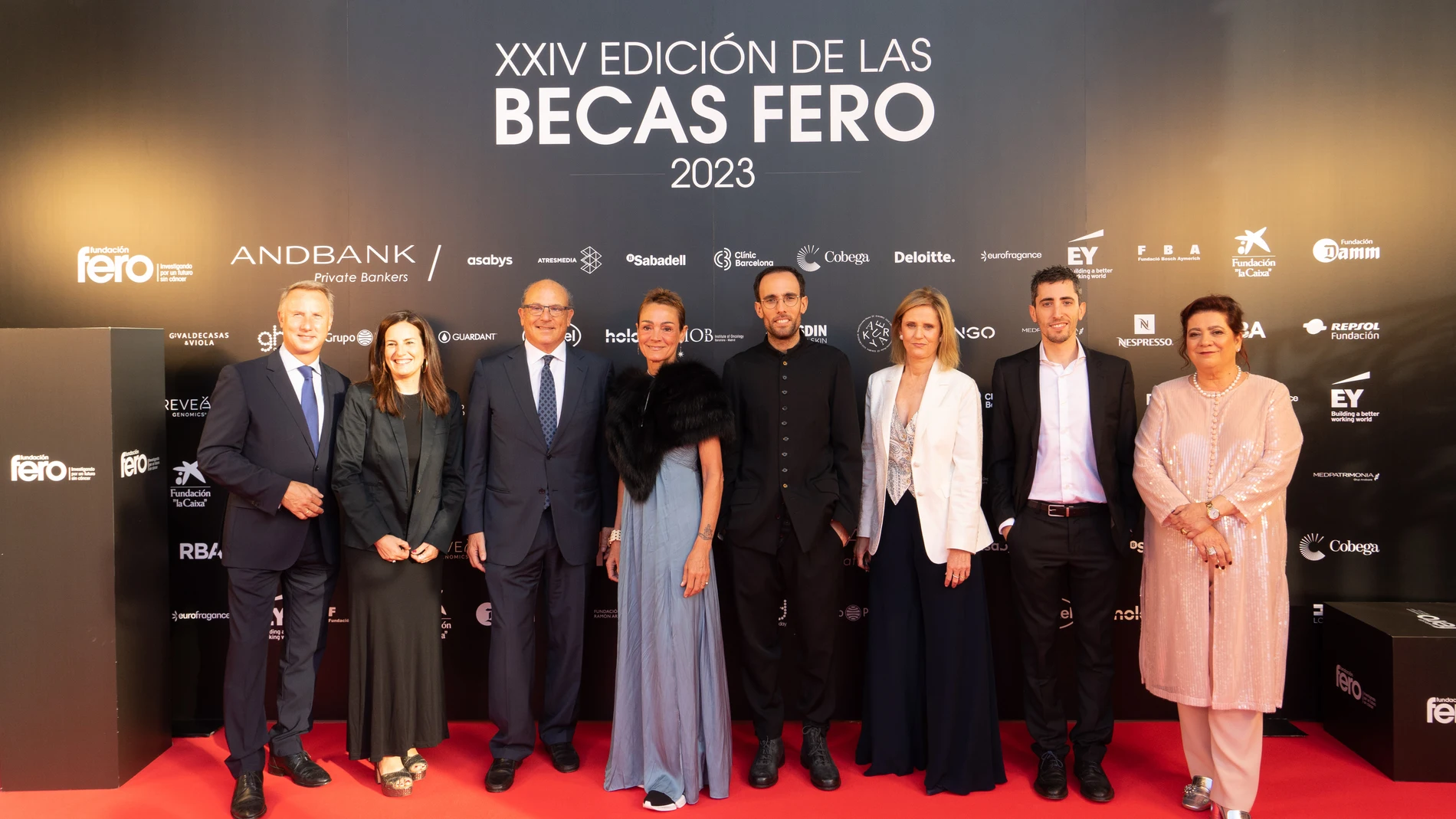 Los galardonados y patrocinadores de la XXIV edición de las Becas FERO junto a Sol Daurella y Silvia Garriga, presidenta y vicepresidenta de la Fundación FERO