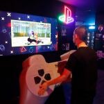Un joven jugando con un videojuego