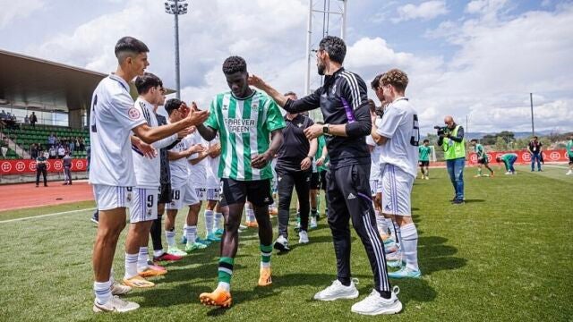 El Real Madrid hace el pasillo a Assane Diao, del Betis