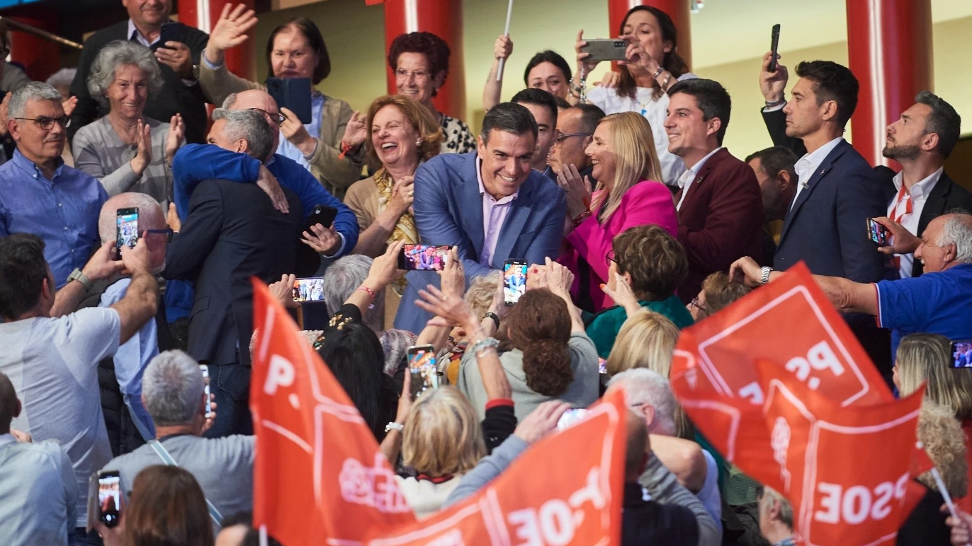El secretario general del PSOE y presidente del Gobierno, Pedro Sánchez, en un acto de campaña en Santander. CÉSAR ORTIZ - EUROPA PRESS 22/05/2023