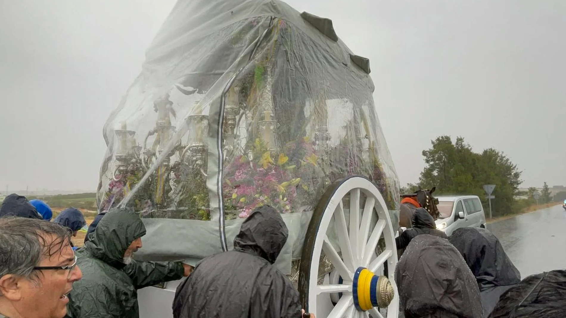 Carreta del simpecado de la hermandad de Isla Cristina (Huelva), envuelta en plásticos por la lluvia