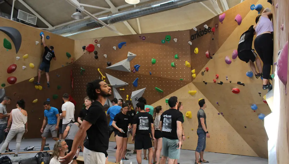 Un chico observa a varios escaladores en una parte de los 100 metros de pared del rocódromo Arkose Madrid durante su inauguración el pasado 4 de mayo