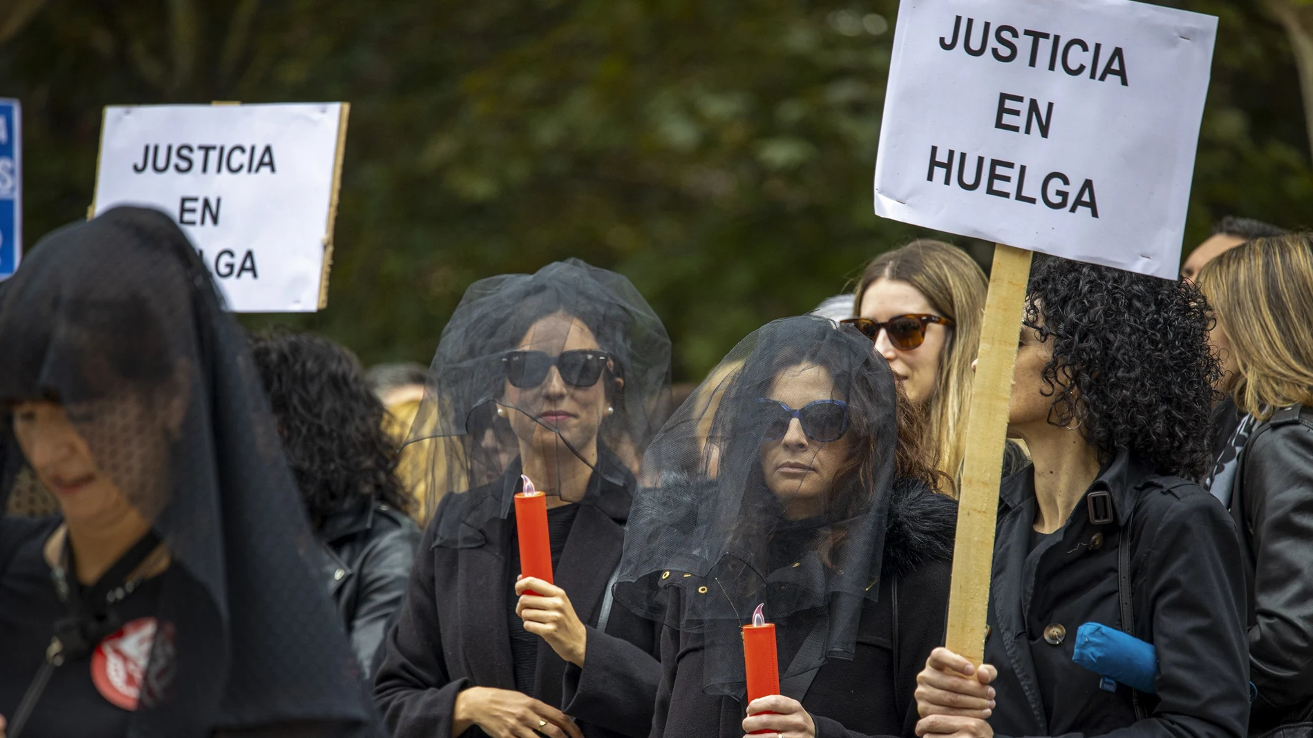 LOGROÑO, 22/05/2023.- Unas 70 personas han escenificado este lunes, frente a la Delegación del Gobierno en La Rioja, el funeral de la Justicia, en el día de inicio de la huelga general e indefinida para reclamar "retribuciones justas" para los funcionarios de los cuerpos generales y especiales de la administración de Justicia.