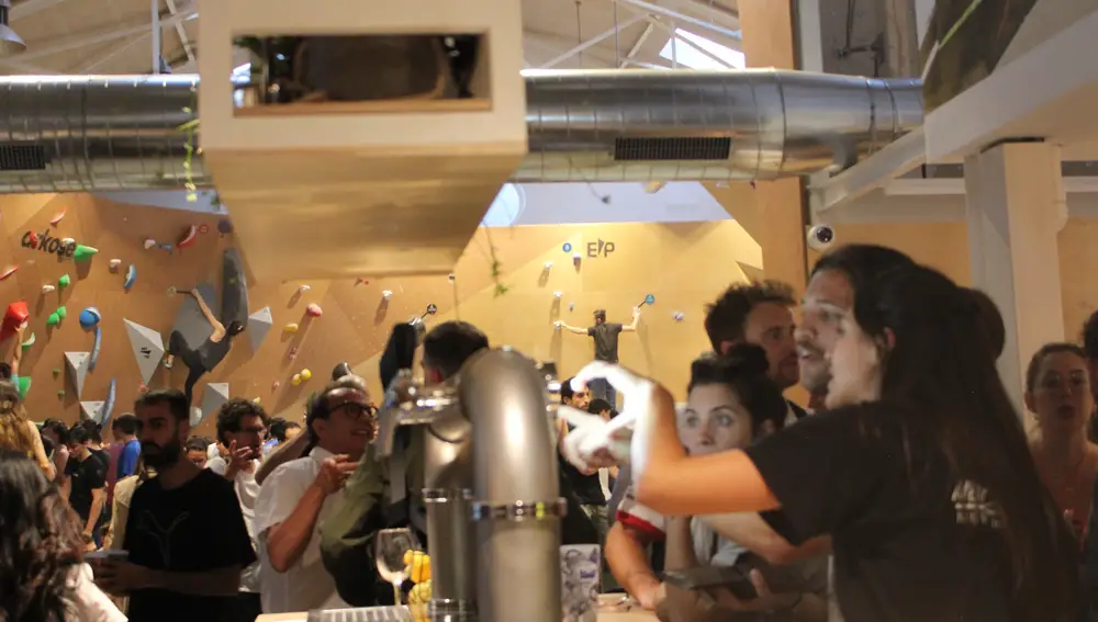 La barra de rocódromo Arkose Madrid durante su inauguración el pasado 4 de mayo