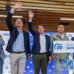 Mañueco saluda a los asistentes al acto en Segovia junto a José Mazarías, Paloma Sanz, De Vicente y Paco Vázquez