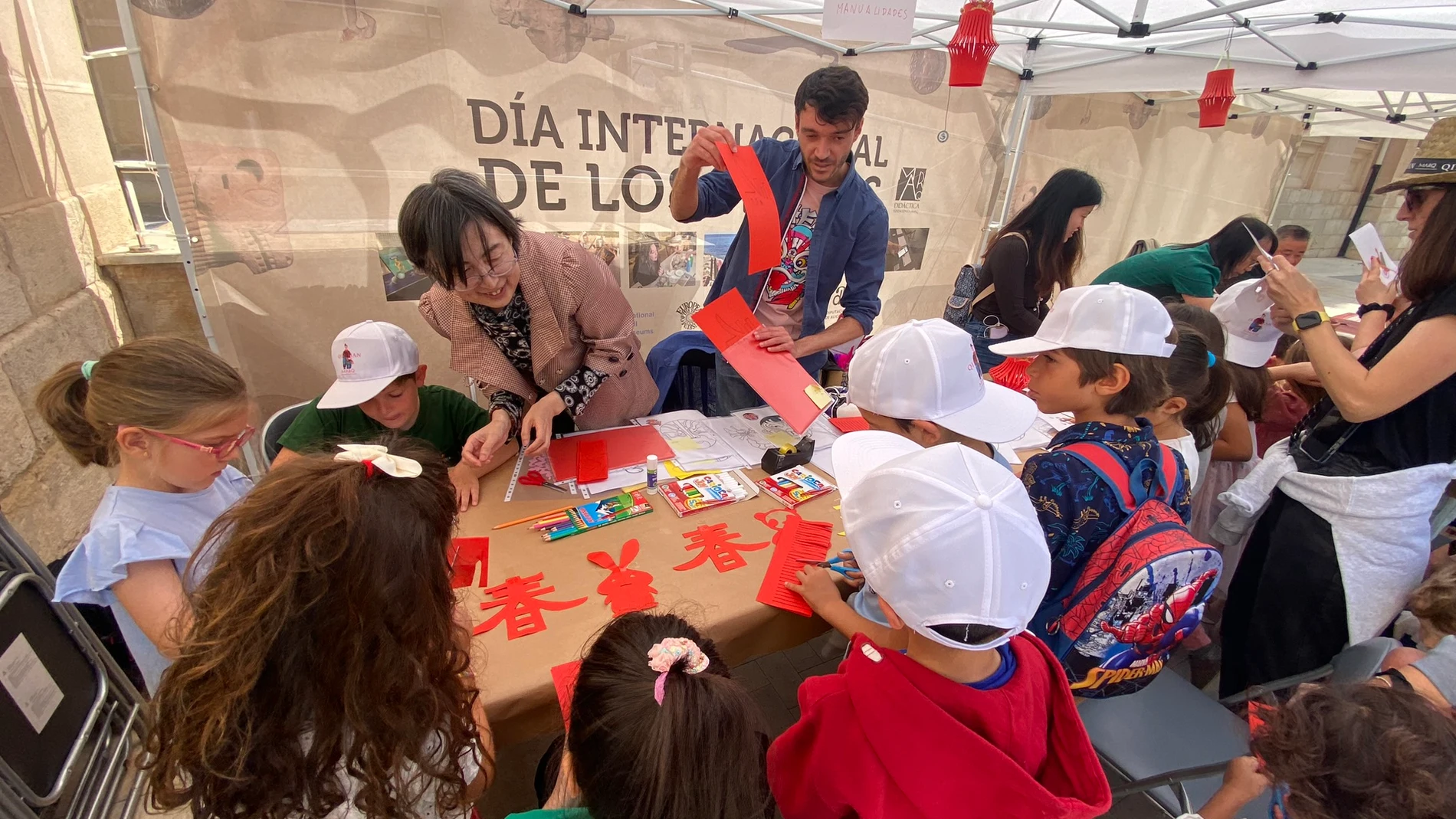 El Instituto Confucio difunde la cultura china con una exhibición del arte de la caligrafía