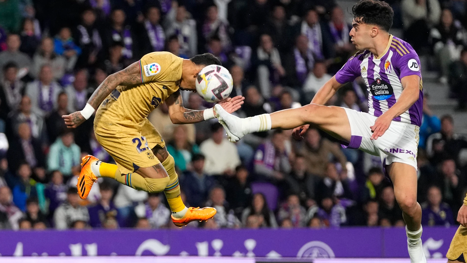 Valladolid's Alvaro Aguado, right, and Barcelona's Raphinha compete for the ball during Spanish La Liga soccer match between Valladolid and FC Barcelona at the Jose Zorrilla stadium in Valladolid, Spain, Tuesday, May 23, 2023. (AP Photo/Manu Fernandez)