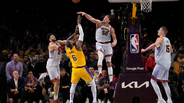 Aaron Gordon tapona el último lanzamiento de LeBron James