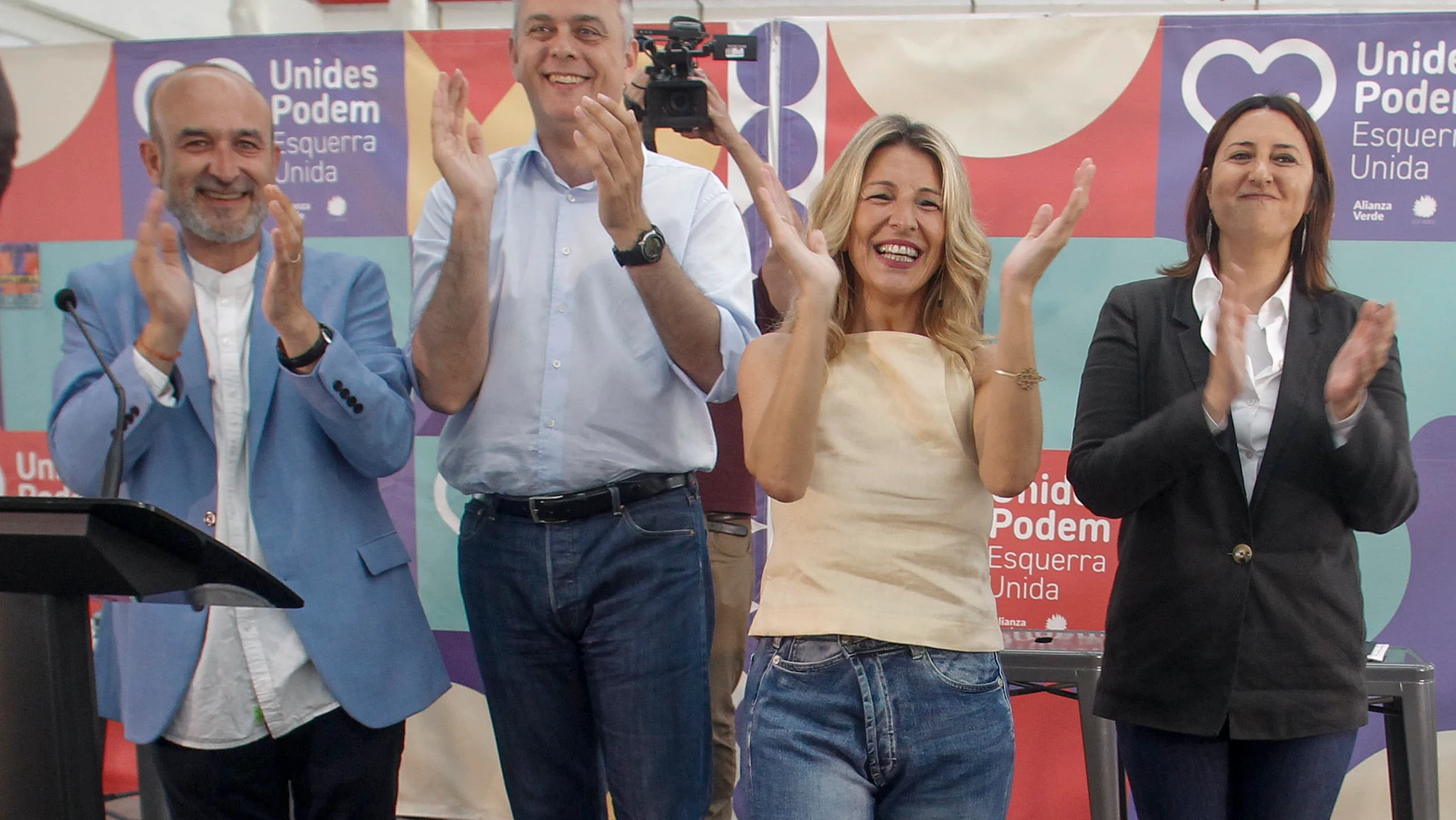 GRAFCVA3592. ALICANTE, 24/05/2023.- La vicepresidenta segunda del Gobierno y líder de Sumar, Yolanda Díaz, el candidato de Unides Podem-EU a la Presidencia de la Generalitat, Héctor Illueca (2º i), y el alcaldable de Alicante de la confluencia, Manolo Copé, y la actual consellera de Transparencia, Rosa Pérez Garijo (d), saludan a su llegada al mitin de Unides Podem-EU. EFE/Morell
