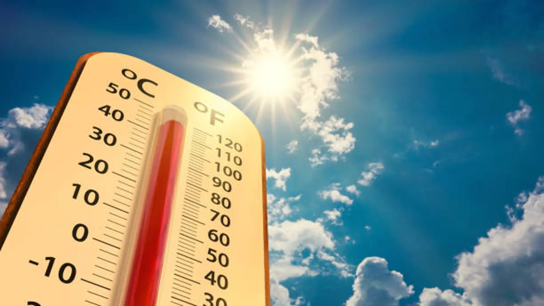 Un termómetro alcanzando altas temperaturas