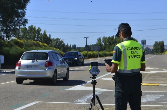  Un agente de la Guardia Civil maneja un radar en la carretera CL-615 (Palencia-Guardo), para controlar la velocidad de los vehículos.