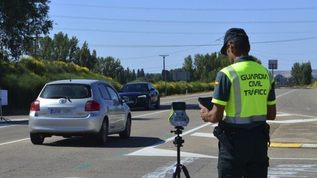  Un agente de la Guardia Civil maneja un radar en la carretera CL-615 (Palencia-Guardo), para controlar la velocidad de los vehículos.