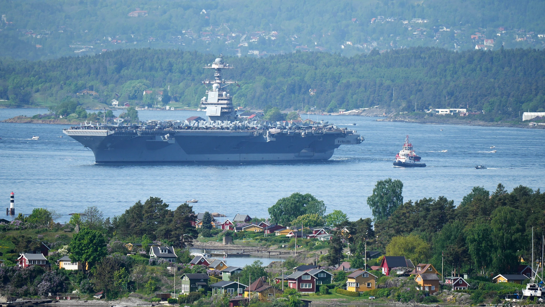 Ekebergskrenten (Norway), 24/05/2023.- American aircraft carrier USS Gerald R. Ford on its way into the Oslo Fjord as seen from Ekebergskrenten, Norway, 24 May 2023. The world's largest warship will be in the port of Oslo for four days. (Noruega) EFE/EPA/Javad Parsa NORWAY OUT 