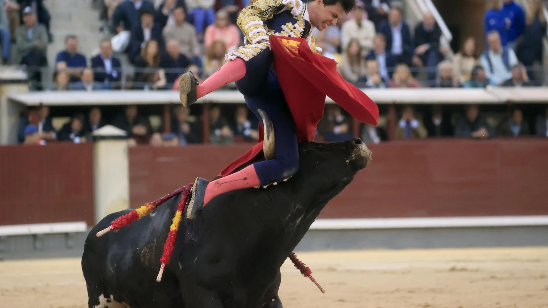 MADRID, 24/05/2023.- El torero Francisco José Espada recibe una cogida durante la corrida del décimo tercer festejo de la Feria de San Isidro, este miércoles, en la Monumental de Las Ventas, en Madrid. EFE/ Zipi Aragón