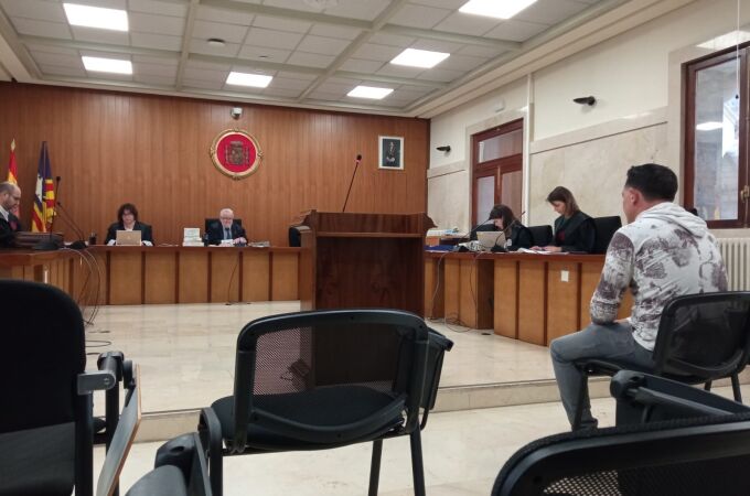 El acusado, durante el juicio este jueves en la Audiencia Provincial