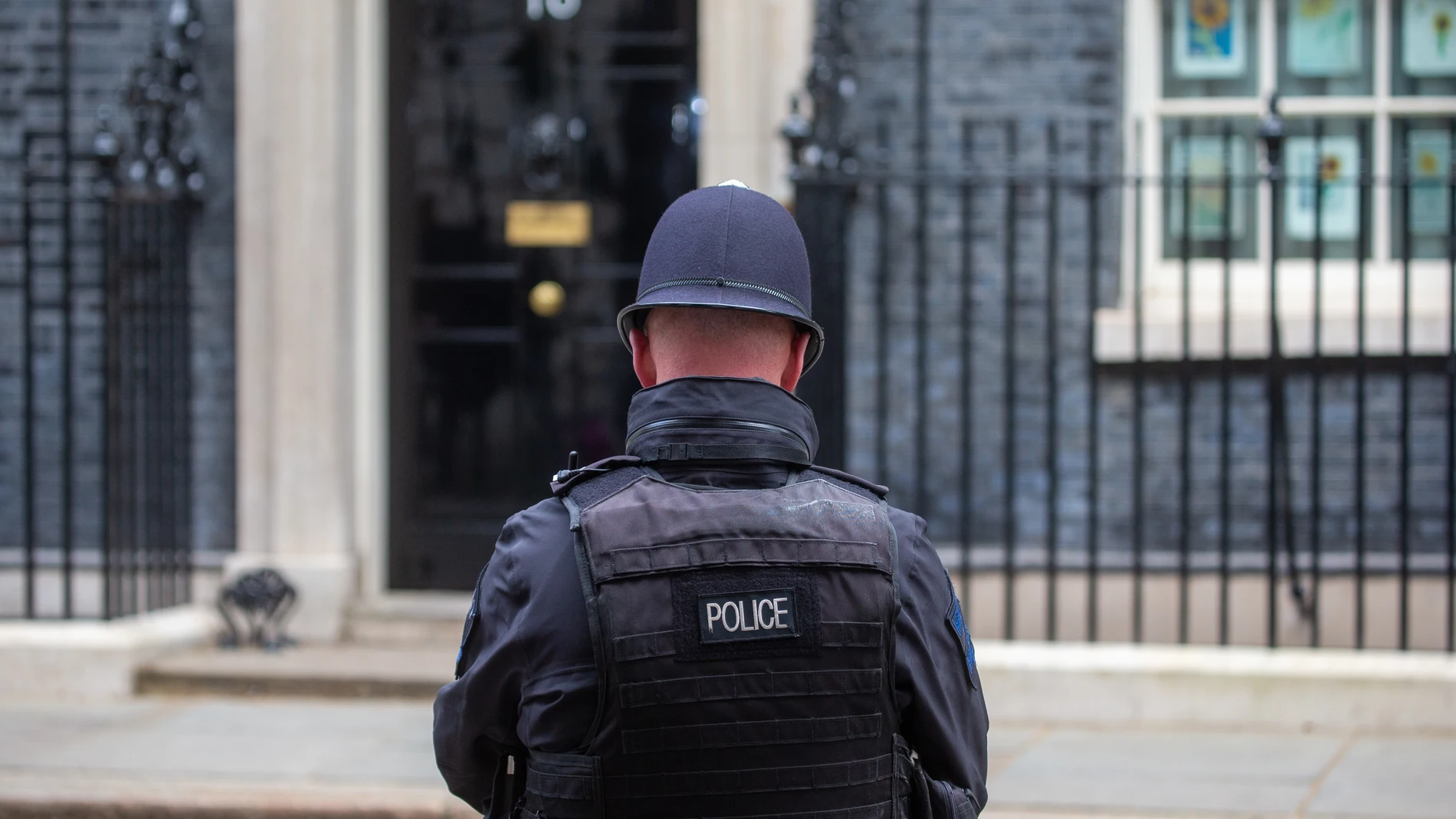 April 19, 2022, London, England, United Kingdom: A police officer stands outside 10 Downing Street as UK Prime Minister Boris Johnson faces parliament for misleading MPs on party gate. (Foto de ARCHIVO) 19/04/2022