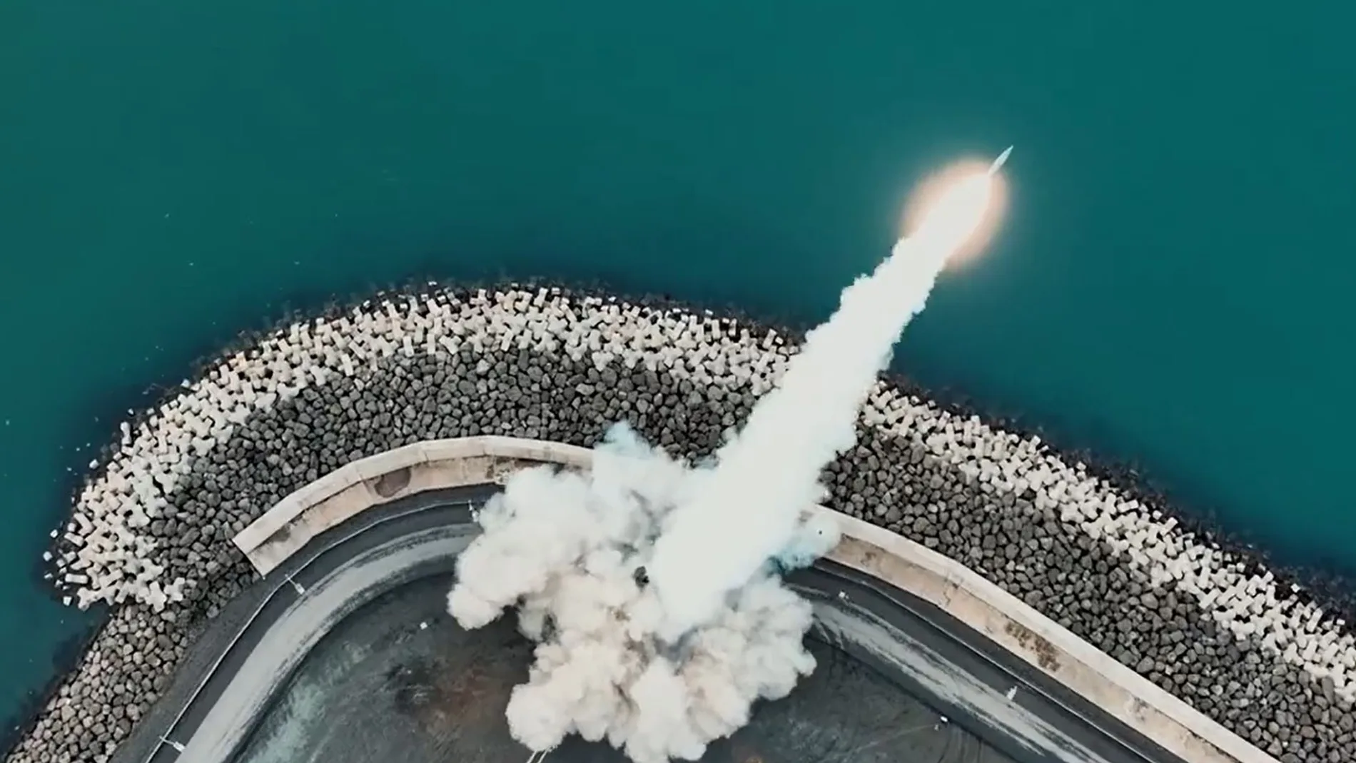 Momento del lanzamiento del misil Tayfun desde la plataforma