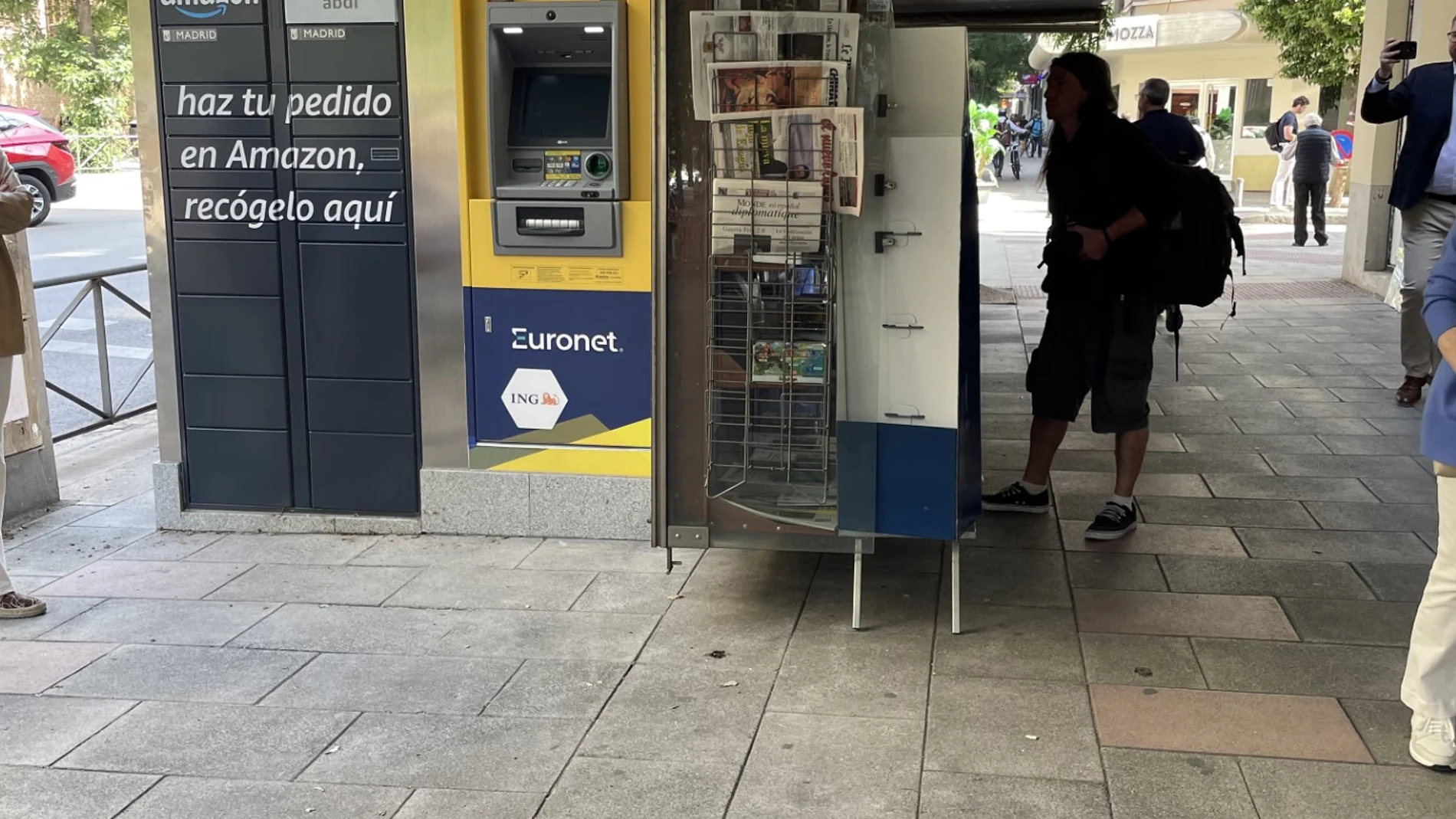 Los quioscos de Madrid se reinventan: cajeros y recogida de paquetes