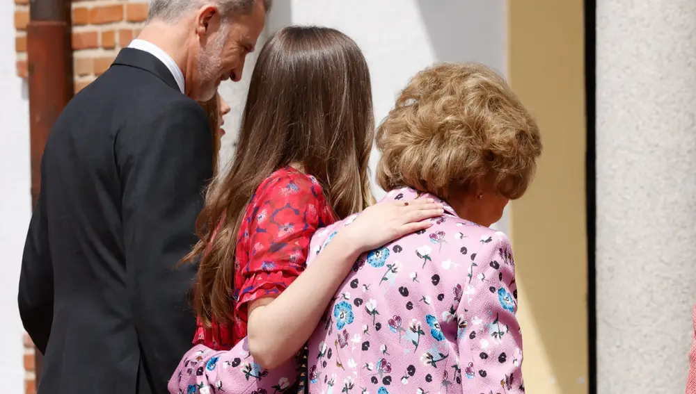 La princesa Leonor abraza a la Reina Sofía en la confirmación de la infanta Sofía