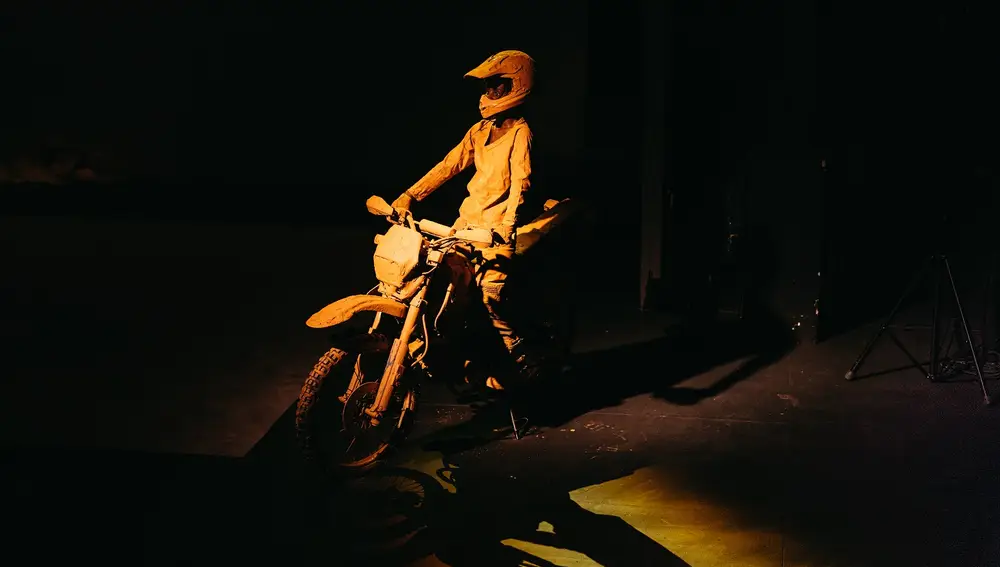 Una moto embarrada fue la imagen que dio origen a la obra de Rodrigo García