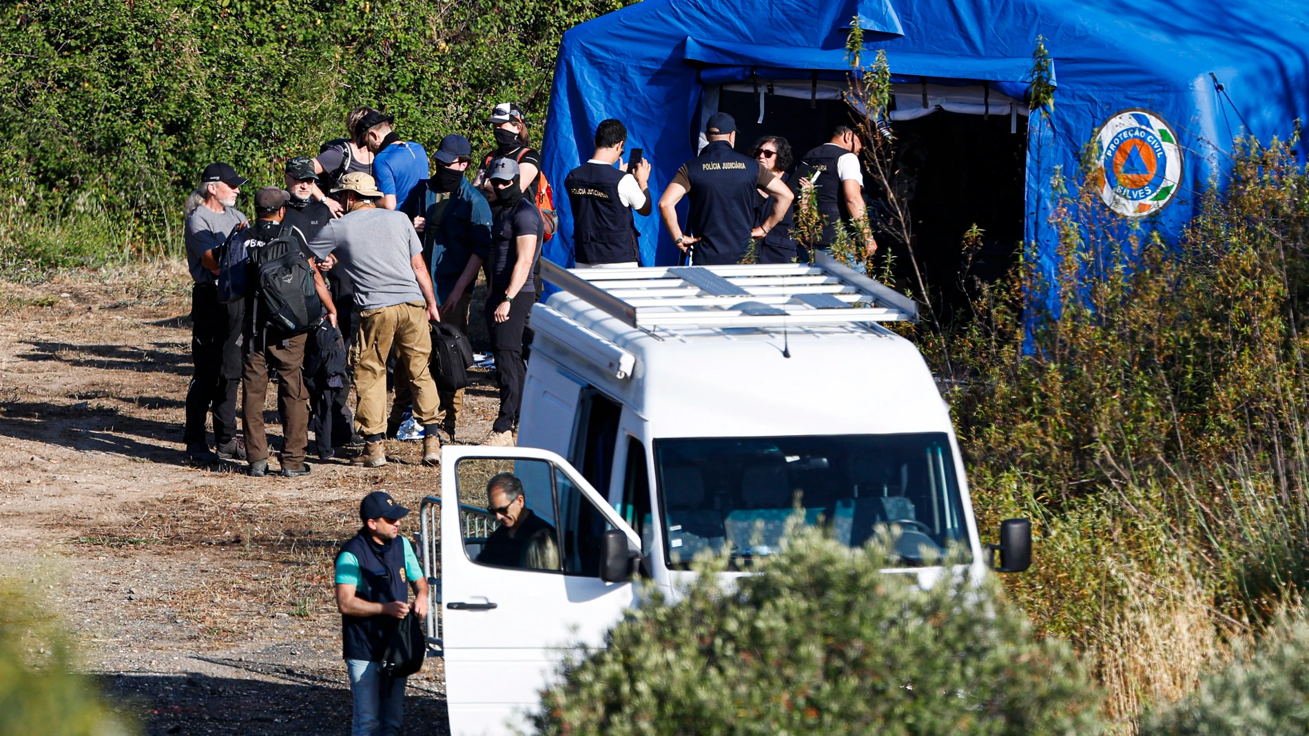 Silves (Portugal), 25/05/2023.- Authorities gather at a Judiciary Police (PJ) makeshift base camp in the Arade dam area, Faro district, during the new search operation amid the investigation into the disappearance of Madeleine McCann, in Silves, Portugal, 25 May 2023. The operation, which began on 23 May, stems from a European Investigation Order addressed by the German authorities to Portugal and focuses on the Arade dam, located about 50 kilometers from Praia da Luz, where the child disappeared on 03 May 2007 while on vacation with her parents. EFE/EPA/LUIS FORRA
