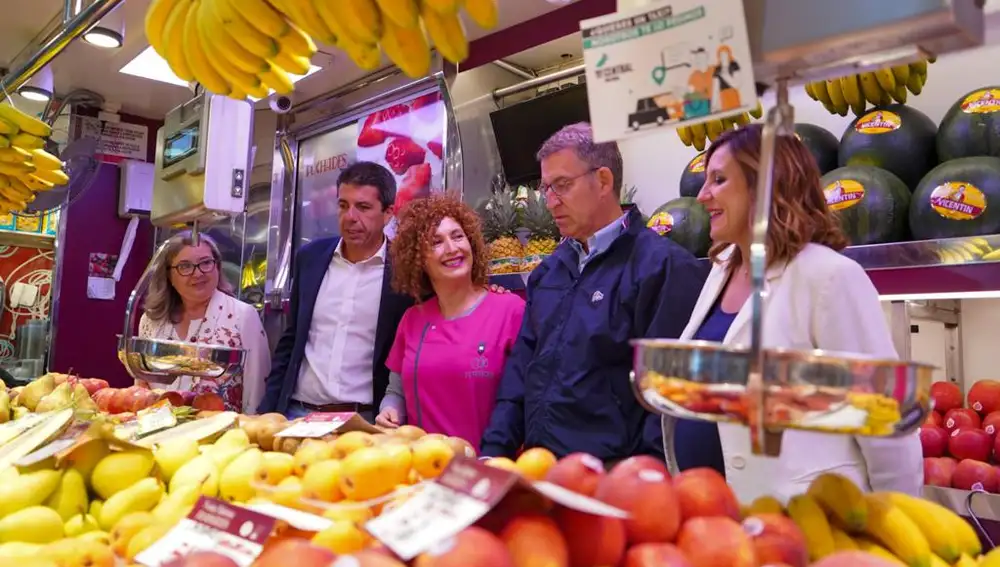 Feijóo with Carlos Mazón and María José Catalá this morning at the Central Market of Valencia