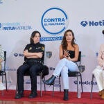 La moderadora, Esther Vaquero; la agente Laura Barral; Marina Rivers, influencer, y María Gambara, orientadora