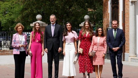 La Familia Real junto a Paloma Rocasolano y Jesús Ortiz en la confirmación de la infanta Sofía