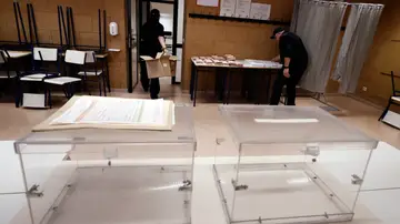 Colocacion urnas y papeletas en colegios electorales