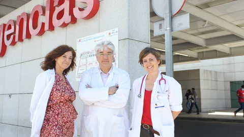 Rosa Capilla, jefa de Urgencias Generales del Hospital Puerta de Hierro de Majadahonda (Madrid) junto a Miguel Cuchí, jefe del área de Innovación, y Rosa Porto, doctora de Urgencias Pediátricas