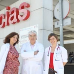Rosa Capilla, jefa de Urgencias Generales del Hospital Puerta de Hierro de Majadahonda (Madrid) junto a Miguel Cuchí, jefe del área de Innovación, y Rosa Porto, doctora de Urgencias Pediátricas