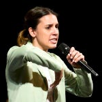Interrumpen el discurso de Irene Montero en el cierre de campaña y esta replica: "Fuera transfobia"