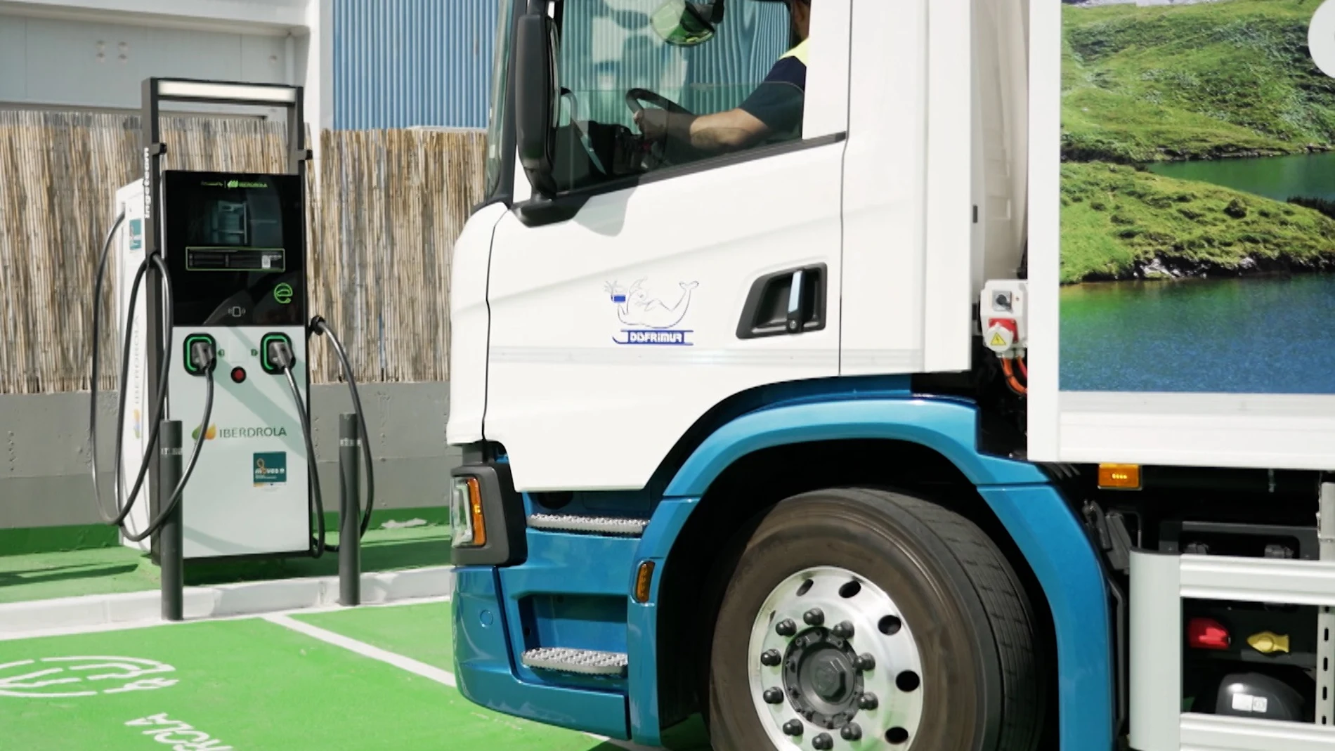 Iberdrola inaugura las primeras estaciones de recarga específicas de camiones. Cargarán a 180 kW en primera fase y a 1.000 kW en la segunda 