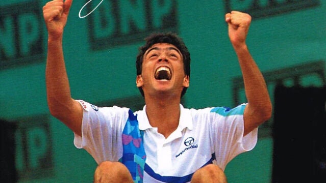 El tenista español Sergi Bruguera tras vencer al americano Jim Courier, el 6 de junio de 1993, en la final de Roland Garros. 