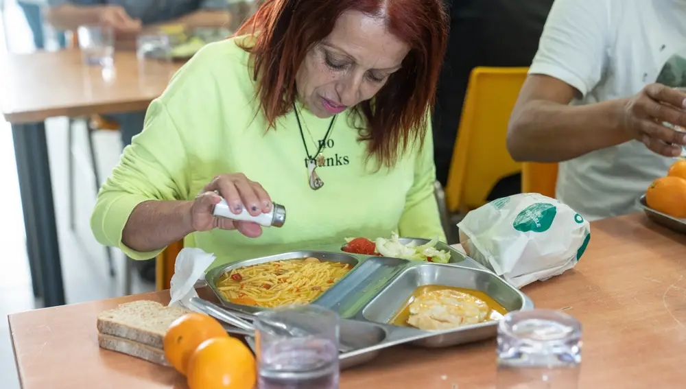 Silvia, canaria de 59 años, almuerza en el comedor del Centro de Integración Social Santiago Masarnau este martes en Batán, un barrio humilde al sur de Madrid