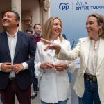Alicia García junto a Cuca Gamarra y Carlos García